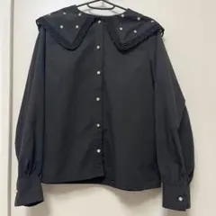 フリル付きブラックシャツ