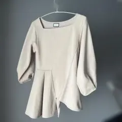 ぺプラムトップス