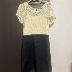 アイボリーと黒のレースドレス
