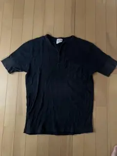 グラッドハンド　ヘンリーネックポケットTシャツ