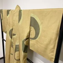 緑色がかった黄土色に半円柄の紬の小紋 着物