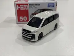 NO.50 トミカ　トヨタ　新型　ノア　塗装品　ホワイトパール070