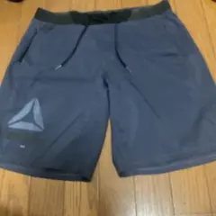 Reebok グレー ショートパンツ