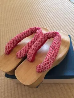 赤いしぼりの鼻緒が可愛い下駄です。
