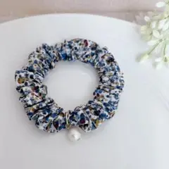 細いシュシュ　ハンドメイド　リバティ　ブルー　青　茶色　ヘアゴム　パール　上品