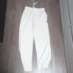 クリーム色 スリムフィット ジャージパンツ 黒もあります-5度感じられる