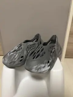 adidas yzy foam rnr グレー メッシュ クロッグサンダル