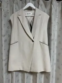 LILY BROWN ベージュ ノースリーブベスト