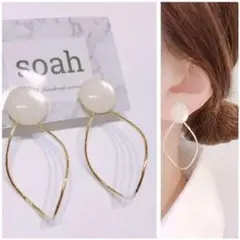 148＊ホワイトカボション×ひねりチャーム ゴールドピアス