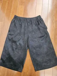 黒のパターン入りショートパンツ Mサイズ
