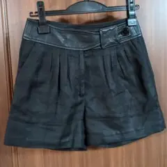 アルマーニ　黒のプリーツデザインショートパンツ