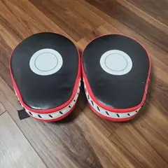 赤と黒のパンチングミット