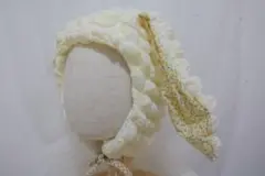 ウサギの耳付きクリーム色ボンネット
