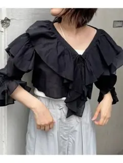 LOWRYSFARM フリル付き黒ブラウス
