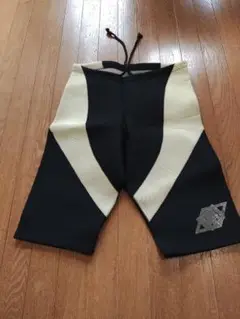 スリムフィットウェットスーツ 黒とクリーム色