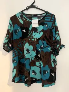 タグ付き新品　花柄 半袖トップス