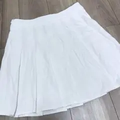 ホワイト　プリーツ　スカート