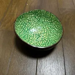ひび割れ模様の陶器茶碗