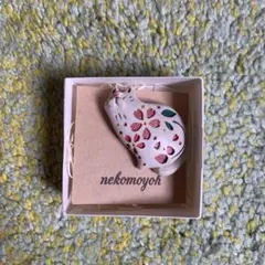 猫の陶土ブローチ　桜