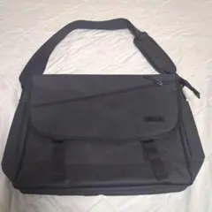 グレーのナイロンショルダーバッグ