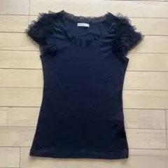 フリル付きブラック半袖Tシャツ
