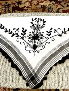 刺繍ポンポン付きストール☆ボタニカル☆正方形☆白✖️黒☆レディース☆匿名配送☆送無