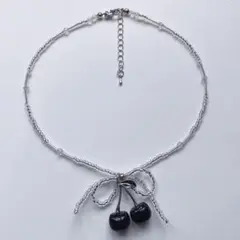 ブラックチェリーとリボンのシルバーネックレス