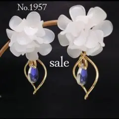 No.1957 ホワイトフラワーカボションにフープをぶら下げて