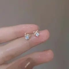 リボンモチーフ ピアス クリスタル付き