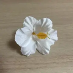 白いハイビスカスヘアクリップ 沖縄 ハワイ グアム