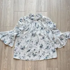 肩出しふわふわ　花柄トップス