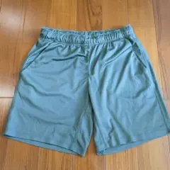 GU グリーン ショートパンツ