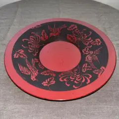 赤色と黒色の漆器皿