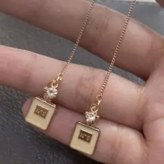 特別価格‼️白ミニ香水瓶ロングピアス トレンド 人気 春 インスタ