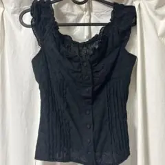 フリル付き黒ノースリーブトップス
