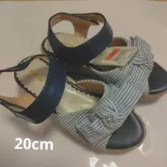 【新品タグ付き未使用】キッズ サンダル 青白ストライプ リボン付き　20cm