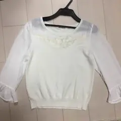 鎖骨に花咲く上品ブラウス