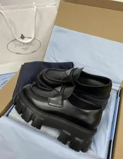 【PRADA モノリス ブラッシュドレザー ローファー】