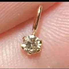ジュエリーツツミ上品天然ダイヤ0.07ct とK 18刻印ペンダントです