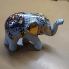 青い陶器の象