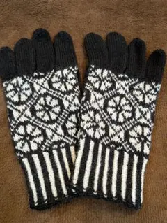 新品★ハンドメイド　手編みの手袋　幾何学模様の黒白手袋