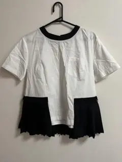 プリーツ付き白黒半袖シャツ