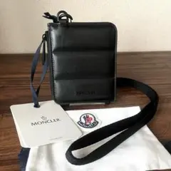 M4222 モンクレール レザー コインケース ホワイト ストラップ付き MONCLER 【美品】MONCLER モンクレール カートゥーン ネック