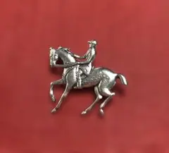 【新品】騎手と馬のシルバーブローチ 男女問わずのブローチ