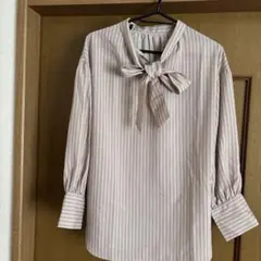 エニスィス リボン付きストライプシャツ