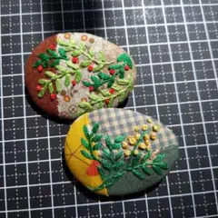 パッチワークと刺繍のブローチ　2個セット