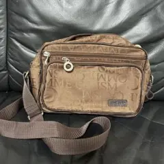 ブラウン ロゴ入り ショルダーバッグ