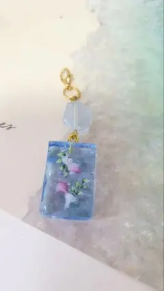 青い金魚柄レジンチャーム