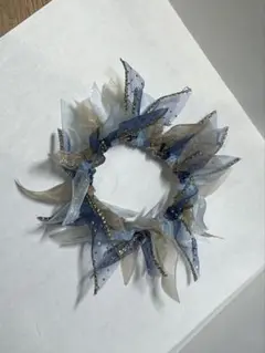 青とベージュのリボンシュシュ