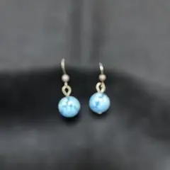 青い丸いフックピアス